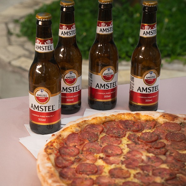 1 Pizza Salgada Calabresa 40cm + 4 Amstel Lager