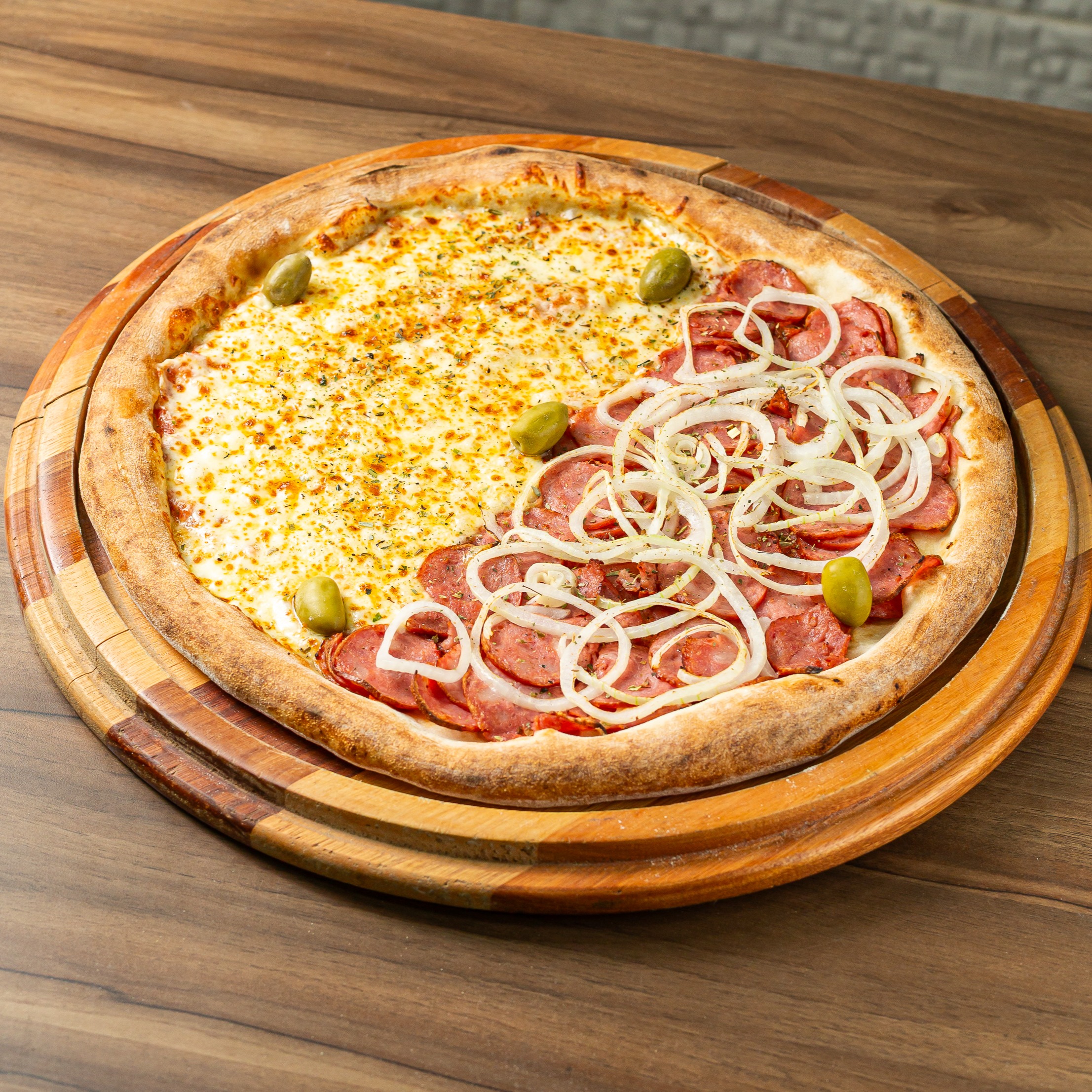 PIZZA GRANDE <1/2 MUSSARELA 1/2 CALABRESA >