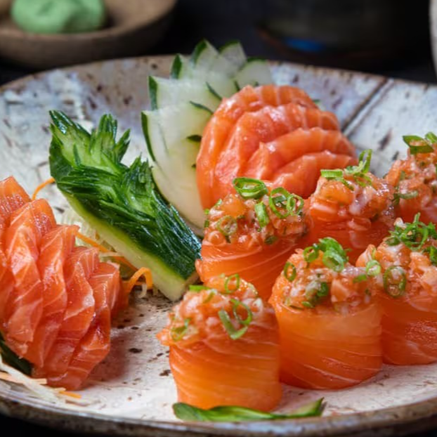 9 Sashimis de Salmão + 6 Gunkás