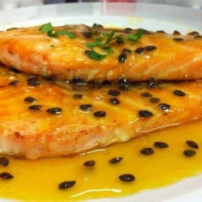 SALMAO AO MOLHO DE MARACUJA