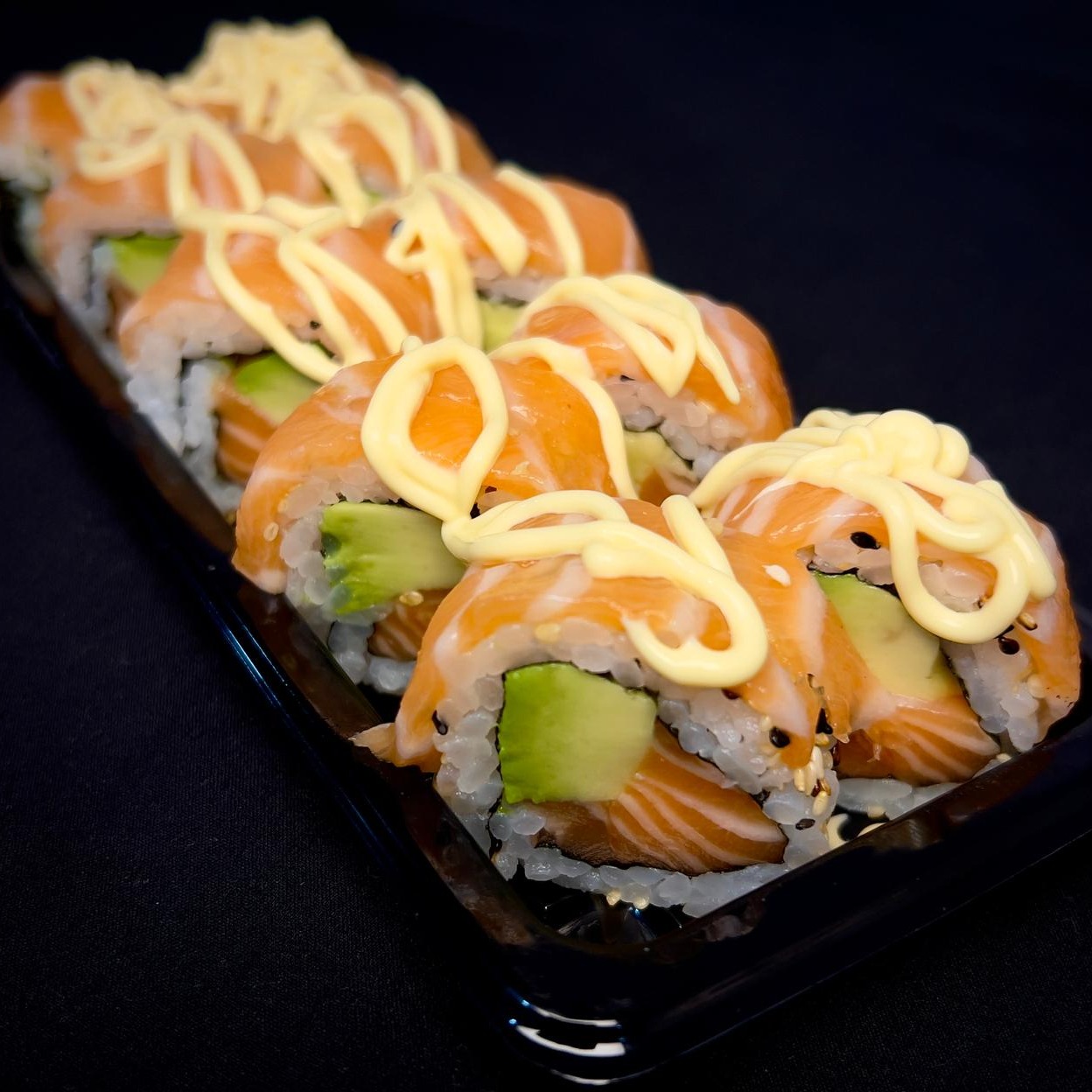 URAMAKI ESPECIAL SALMÃO E AVOCADO (10 unid)