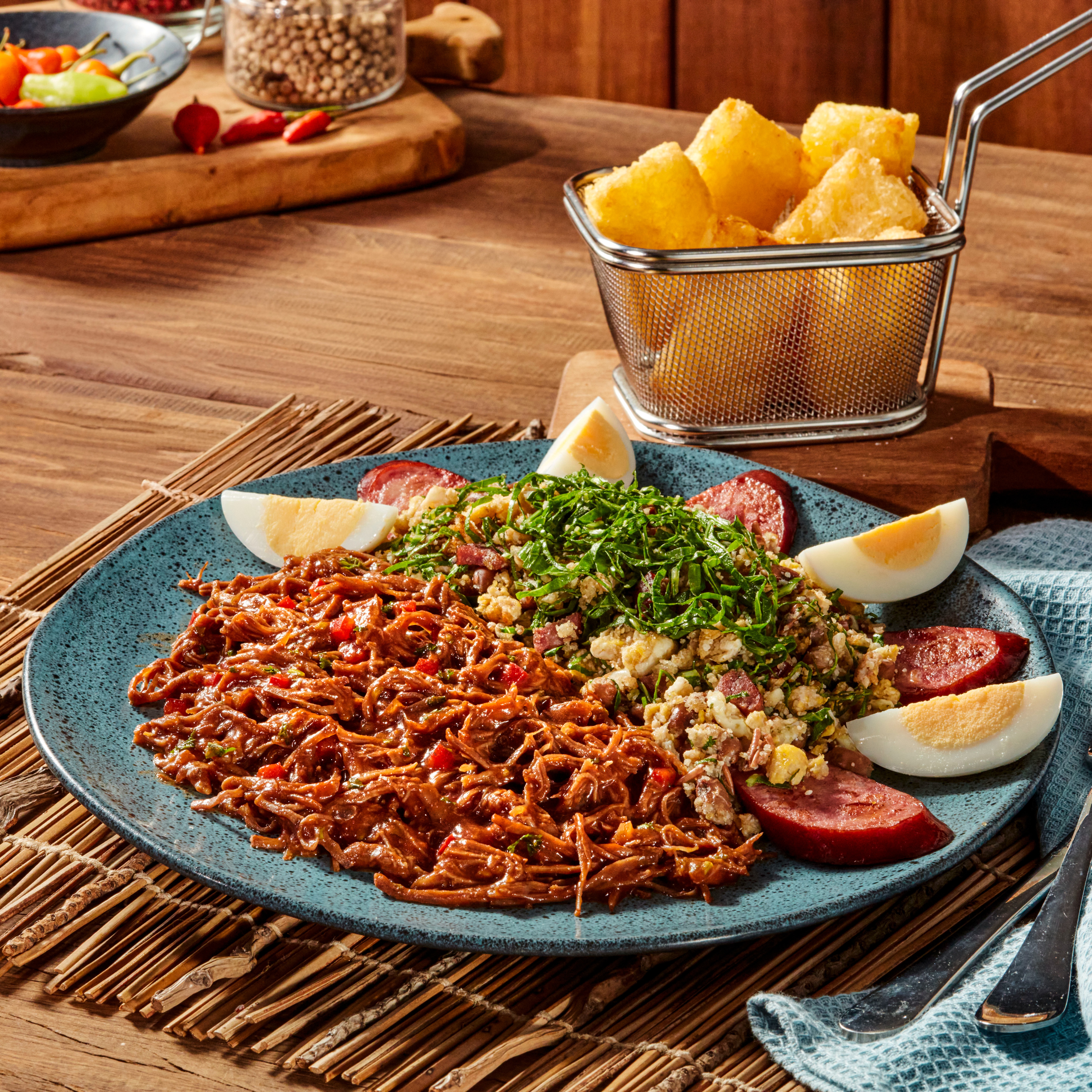 Vixe - Costela BBQ desfiada com feijão tropeiro e aipim frito (P1)