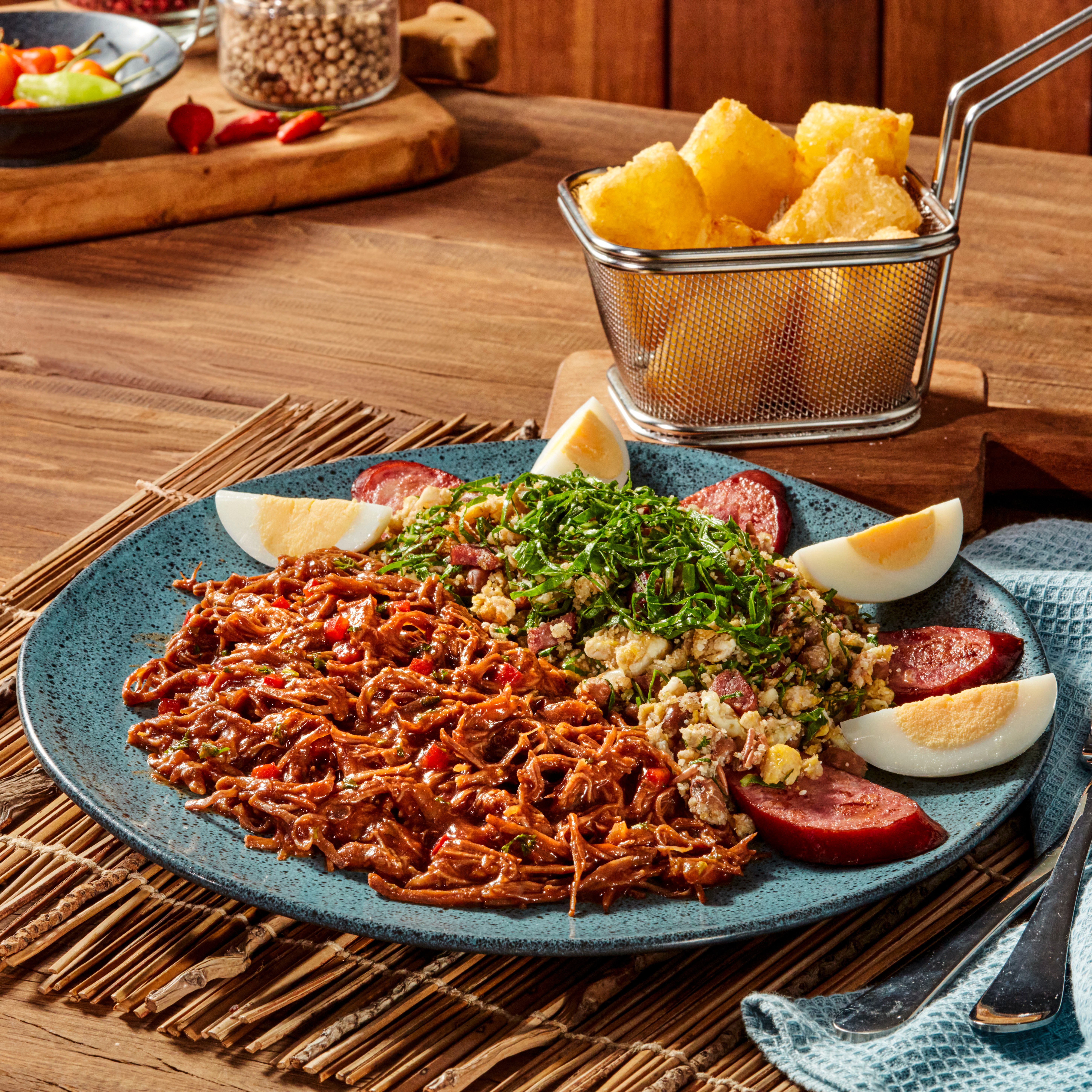 Vixe - Costela BBQ desfiada com feijão tropeiro e aipim frito (P1)