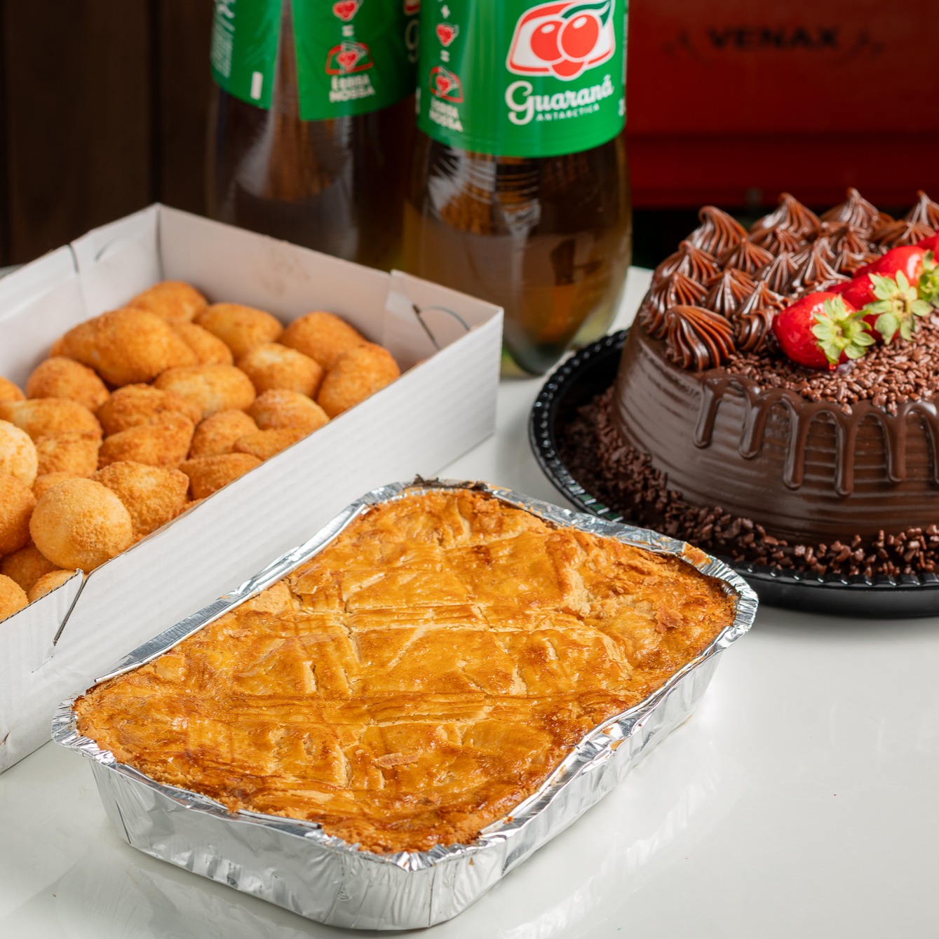 Kit Festa 6 - Comemora - 50x Salgadinhos Variados, 1x Empadão de Frango G, 1 Bolo Confeitadinho, 2x Refrigerantes 2L