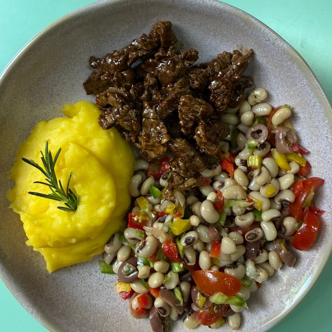 Filé mignon com purê de mandioquinha e salada de feijão fradinho.