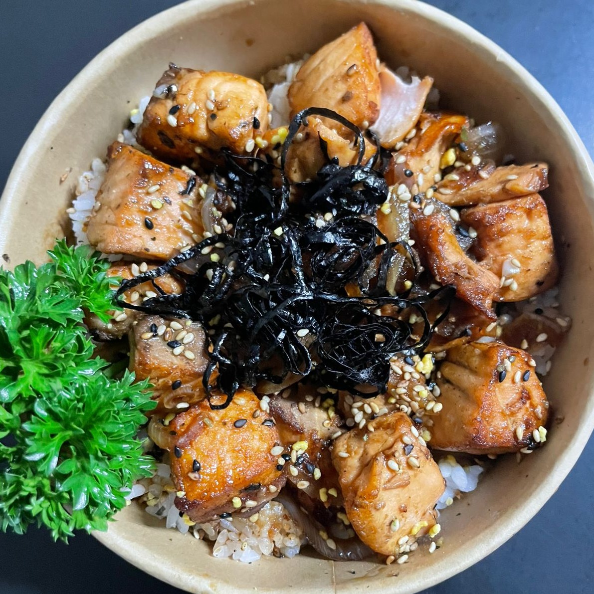 Donburi de Salmão