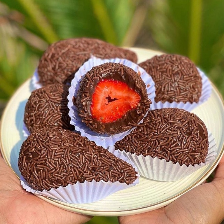 Coxinha de Morango com brigadeiro de Ovomaltine