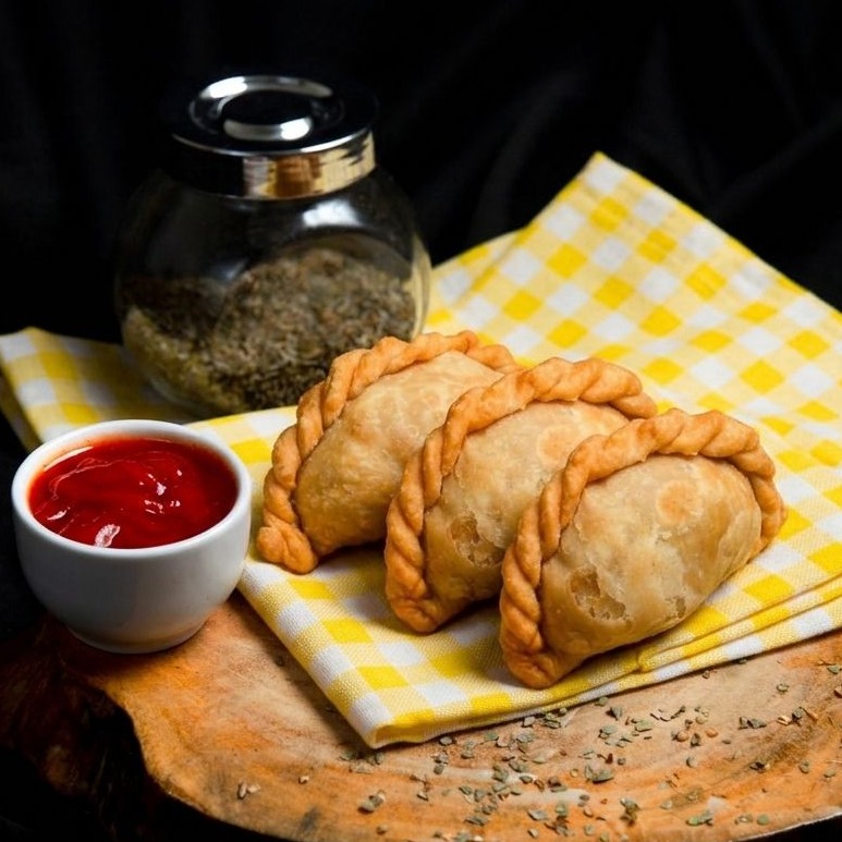 3 pastéis + bebida grátis