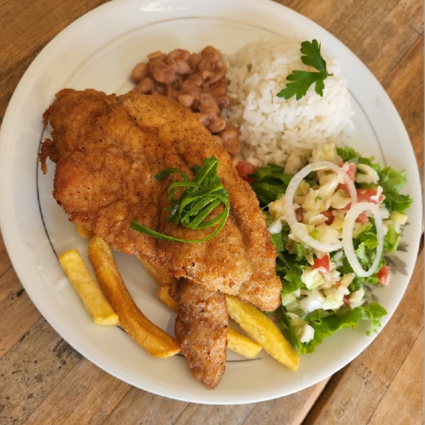 FILE DE FRANGO À MILANESA