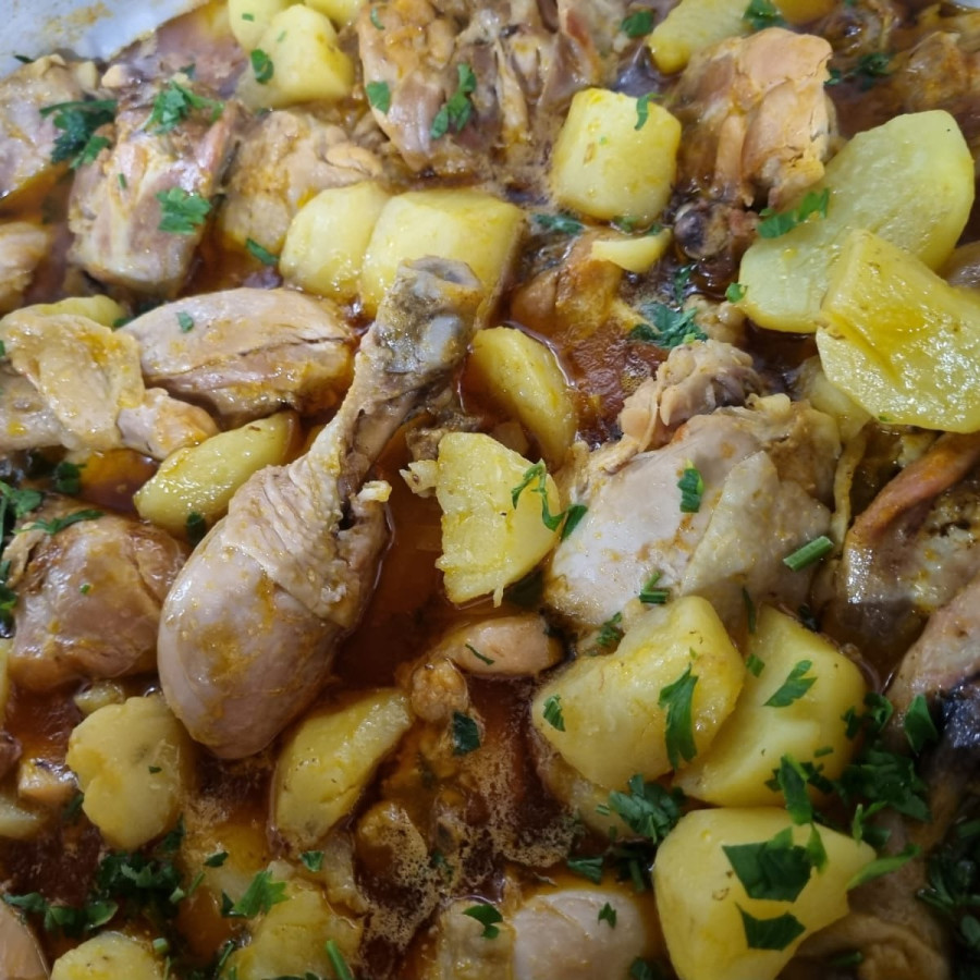 FRANGO AO MOLHO COM  BATATA
