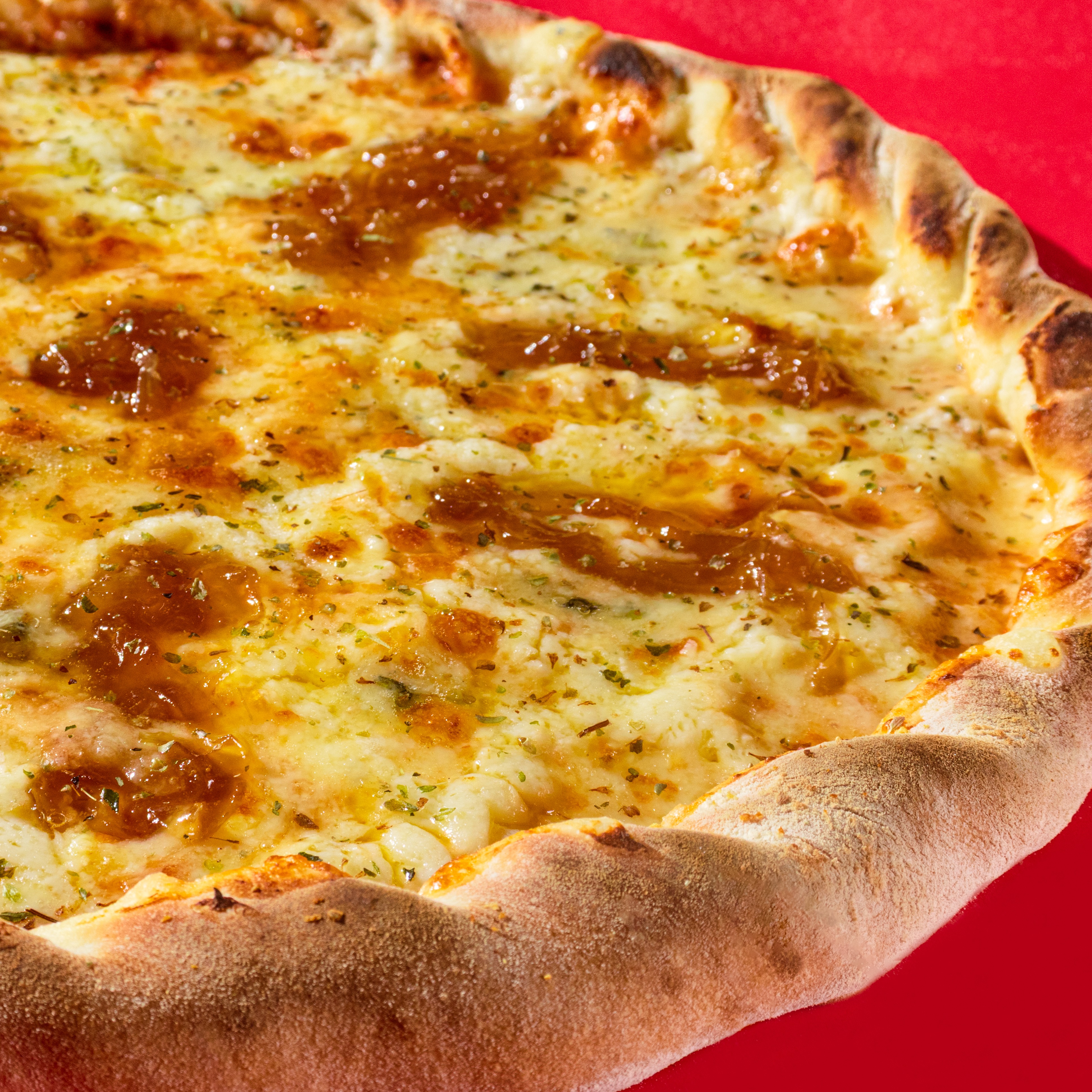 Pizza Grande - Quatro Queijos c/ Cebola Caramelizada