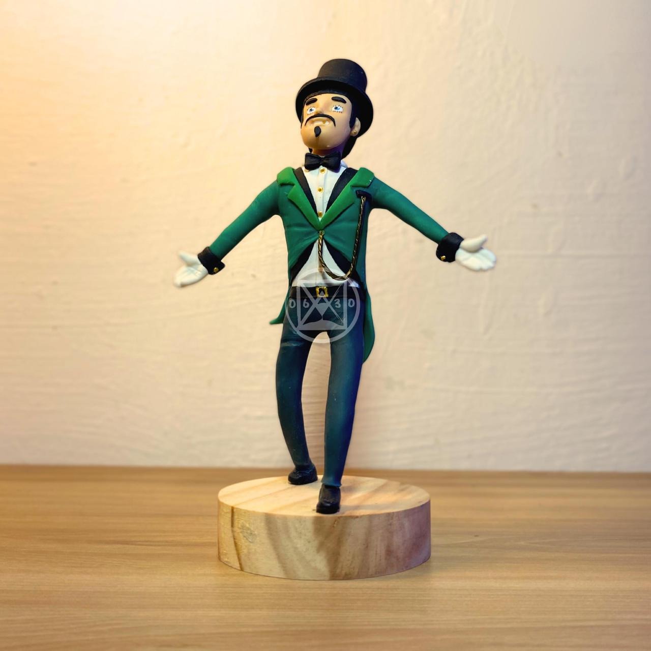 ESCULTURA HOMEM DA MEIA NOITE COM BASE 15CM - 1UNID