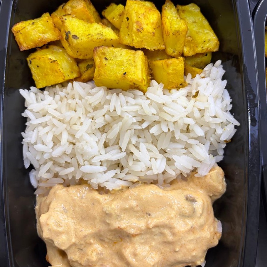 Estrogonofe de frango com arroz e batata assada