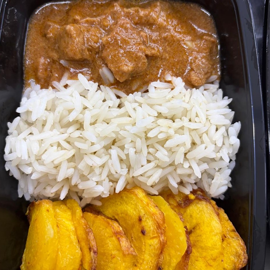 Picadinho de carne com mandioquinha assada e arroz branco