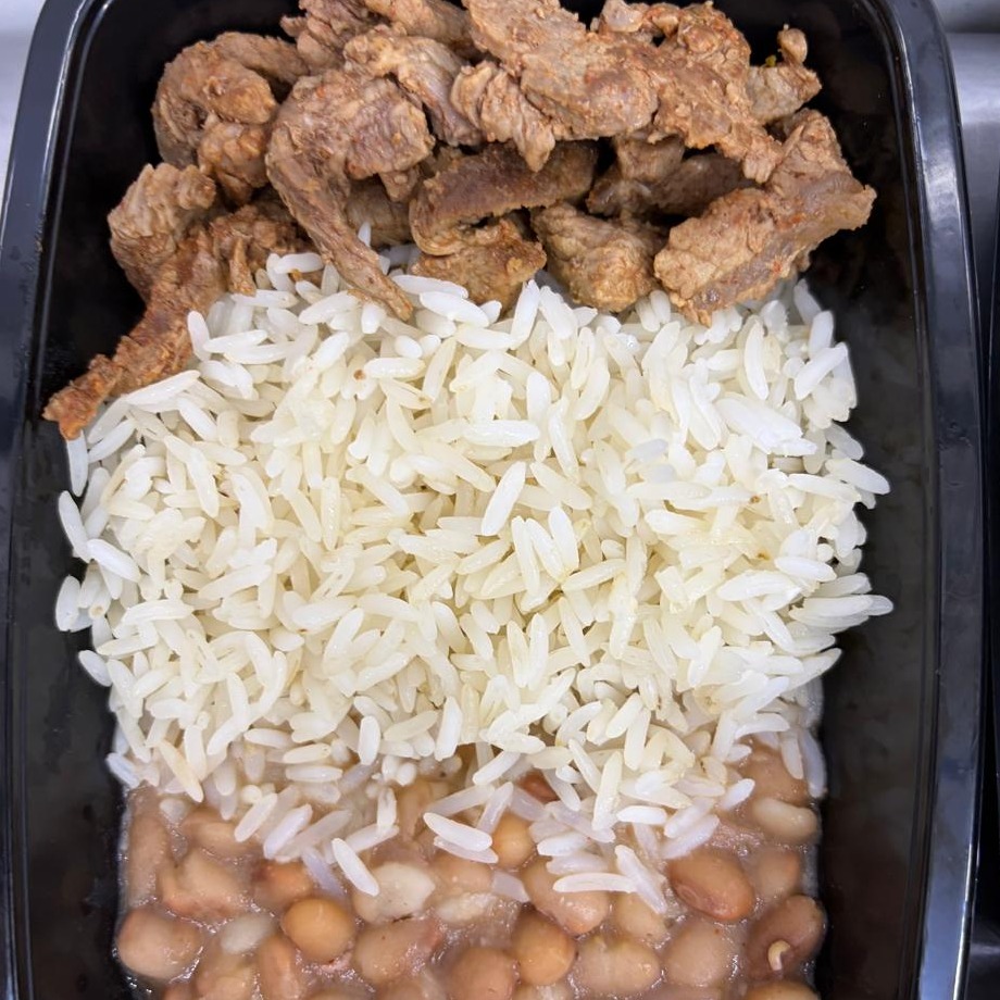 Tirinhas de Filé mignon com Arroz e Feijão