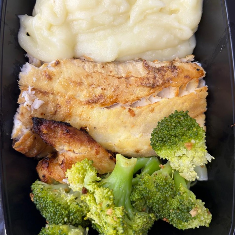 Tilápia assada com purê de batata e brócolis