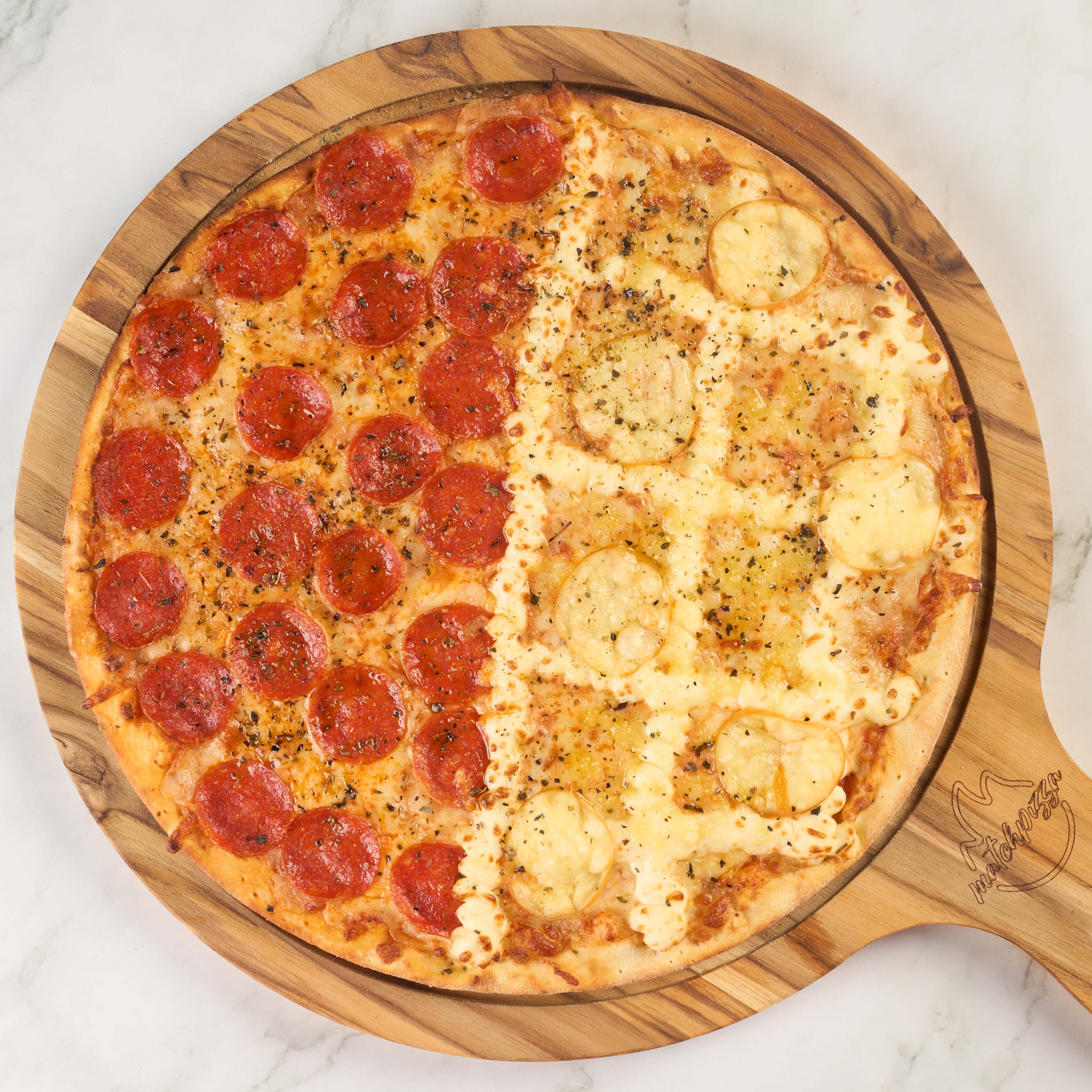 1/2 4 Queijos + 1/2 Pepperoni (Grande)