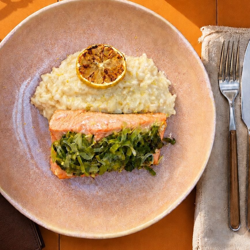 Salmão com crosta de alho poró, acompanha risoto de limão siciliano.