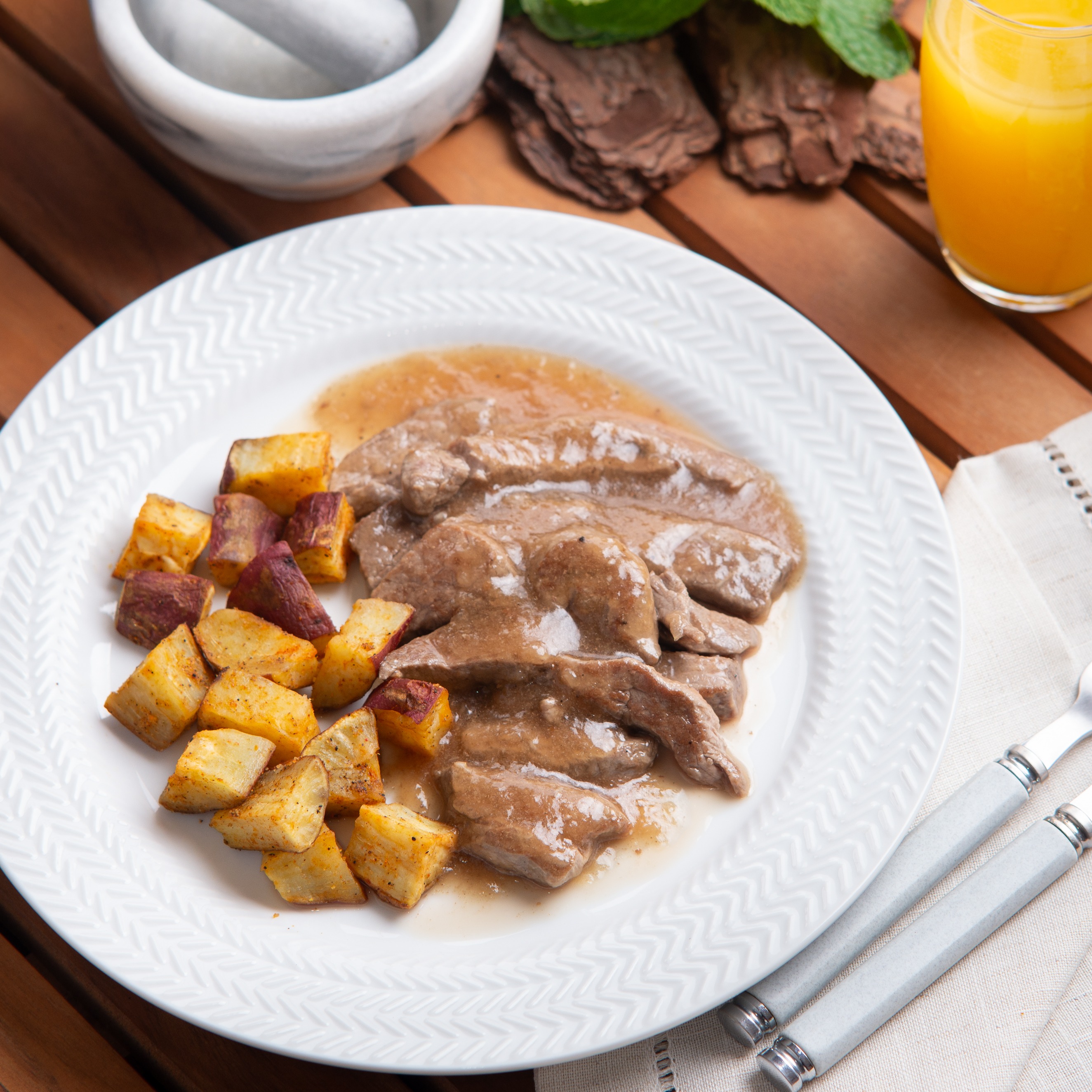 NP-Tiras de Mignon ao Molho Madeira c/ Batata Doce Corada