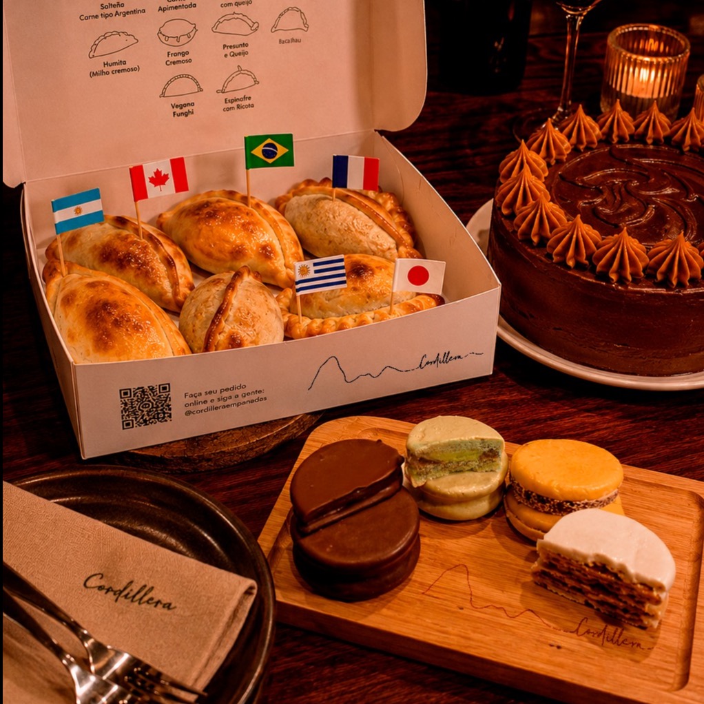 “Sabor completo” 6 Empanadas + Bolo de Chocolate + 4 Alfajores