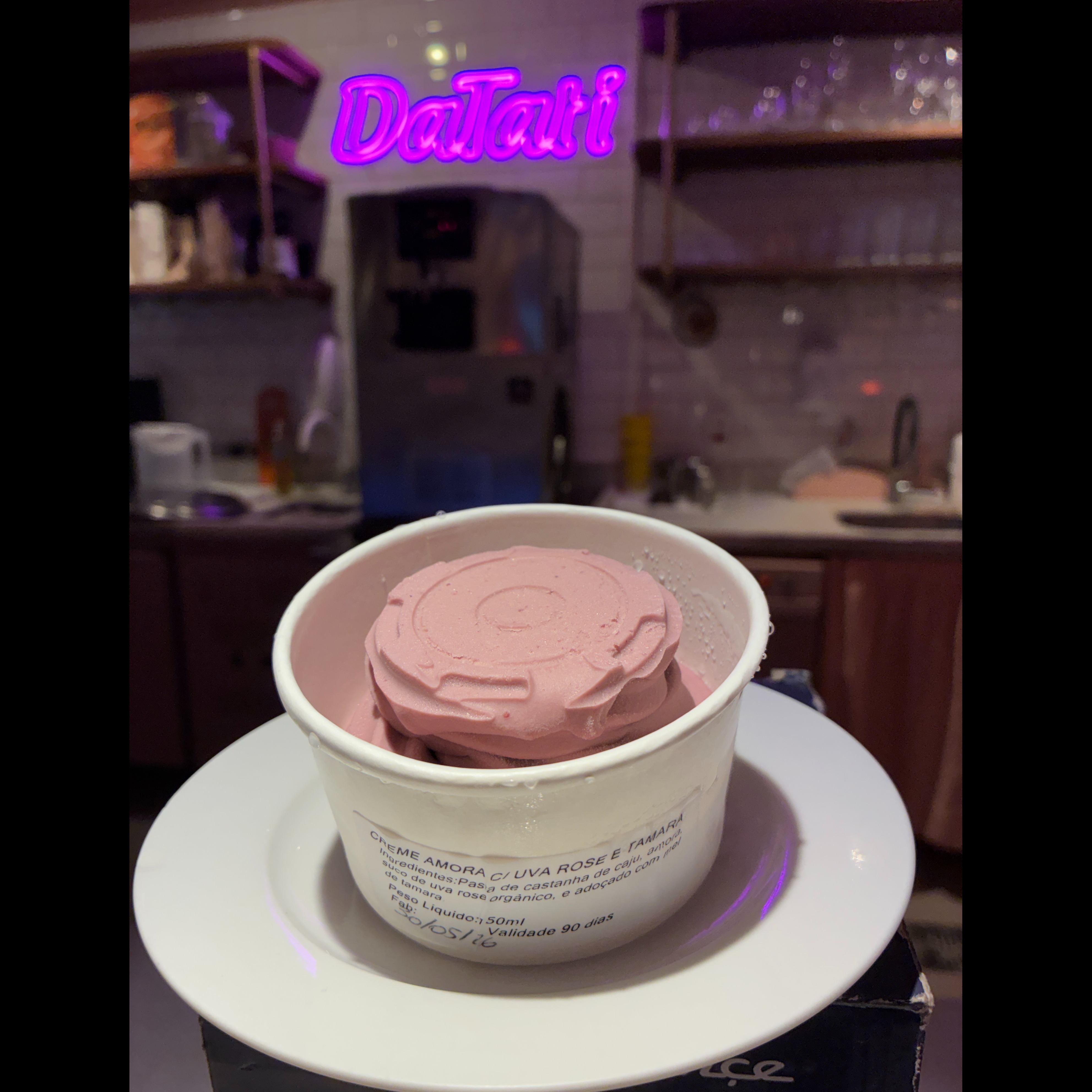 Sorvete de uva rosé com amora e mel de tâmara