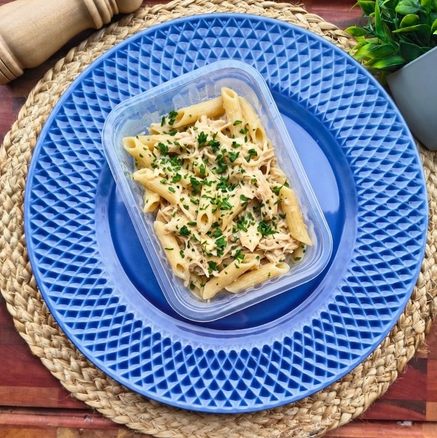 Penne integral com frango ao molho branco