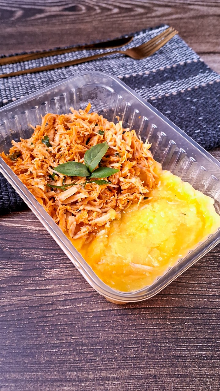 Frango desfiado cremoso com purê de batata baroa
