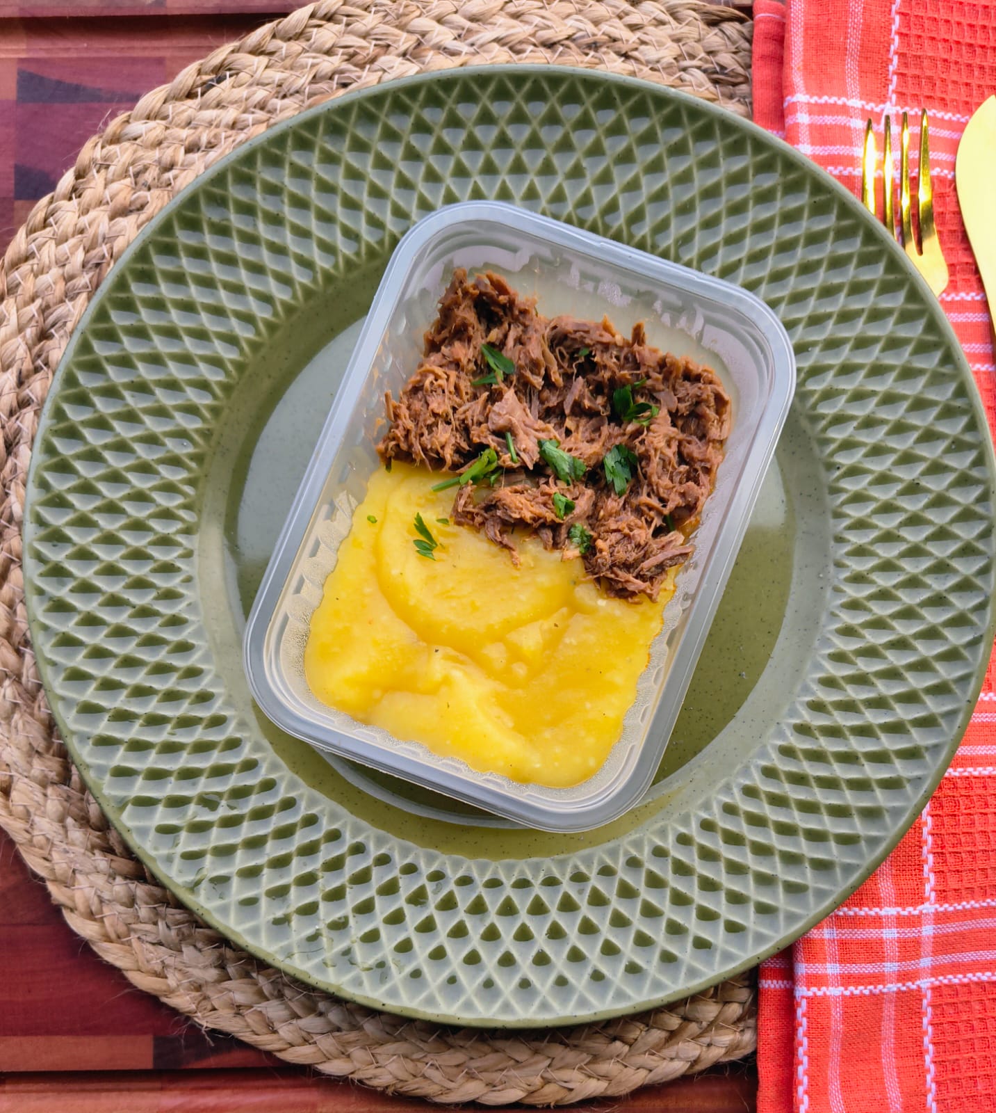 Carne desfiada com purê de batata baroa