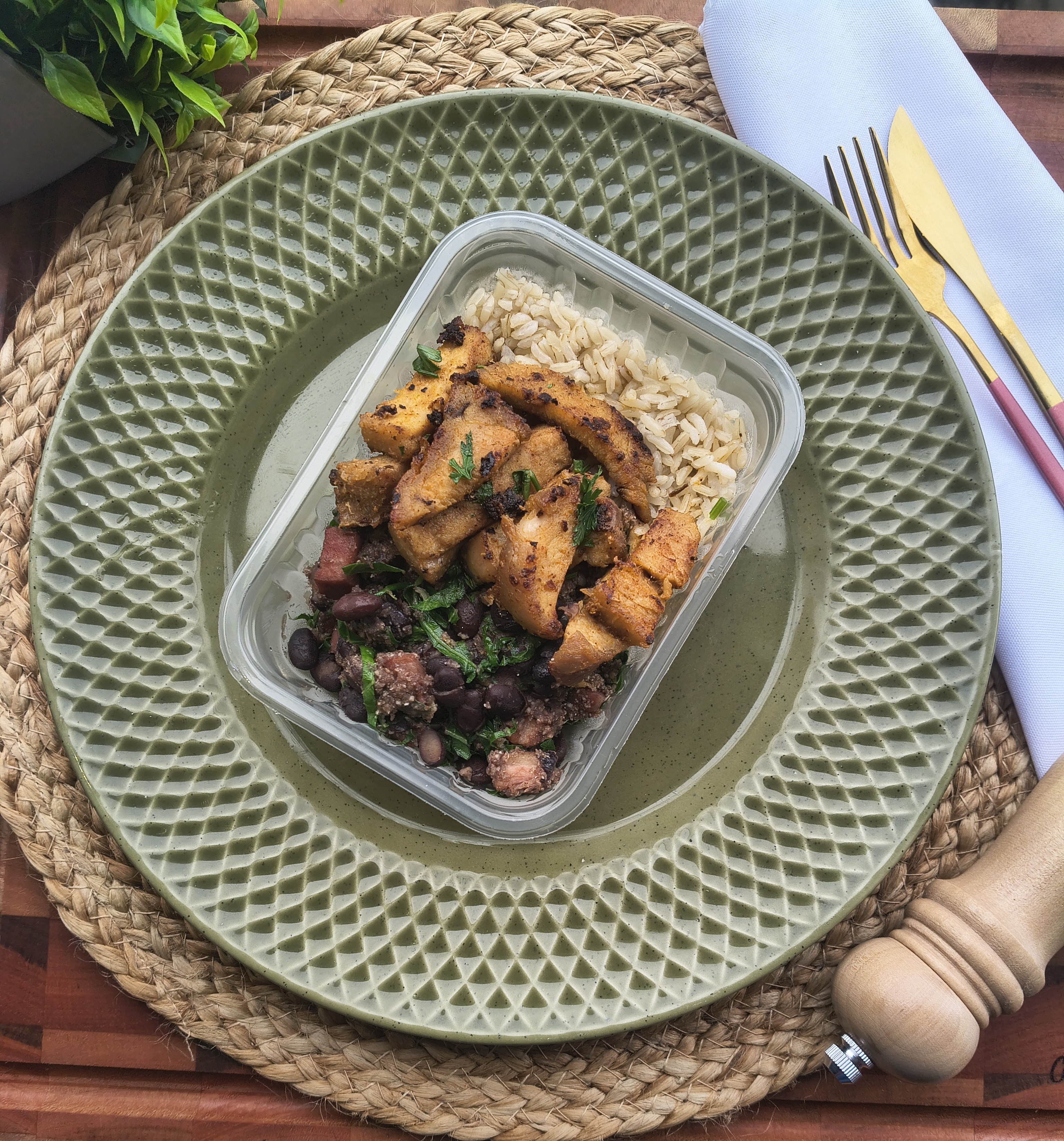Tiras de lombo suíno, arroz integral e feijão tropeiro