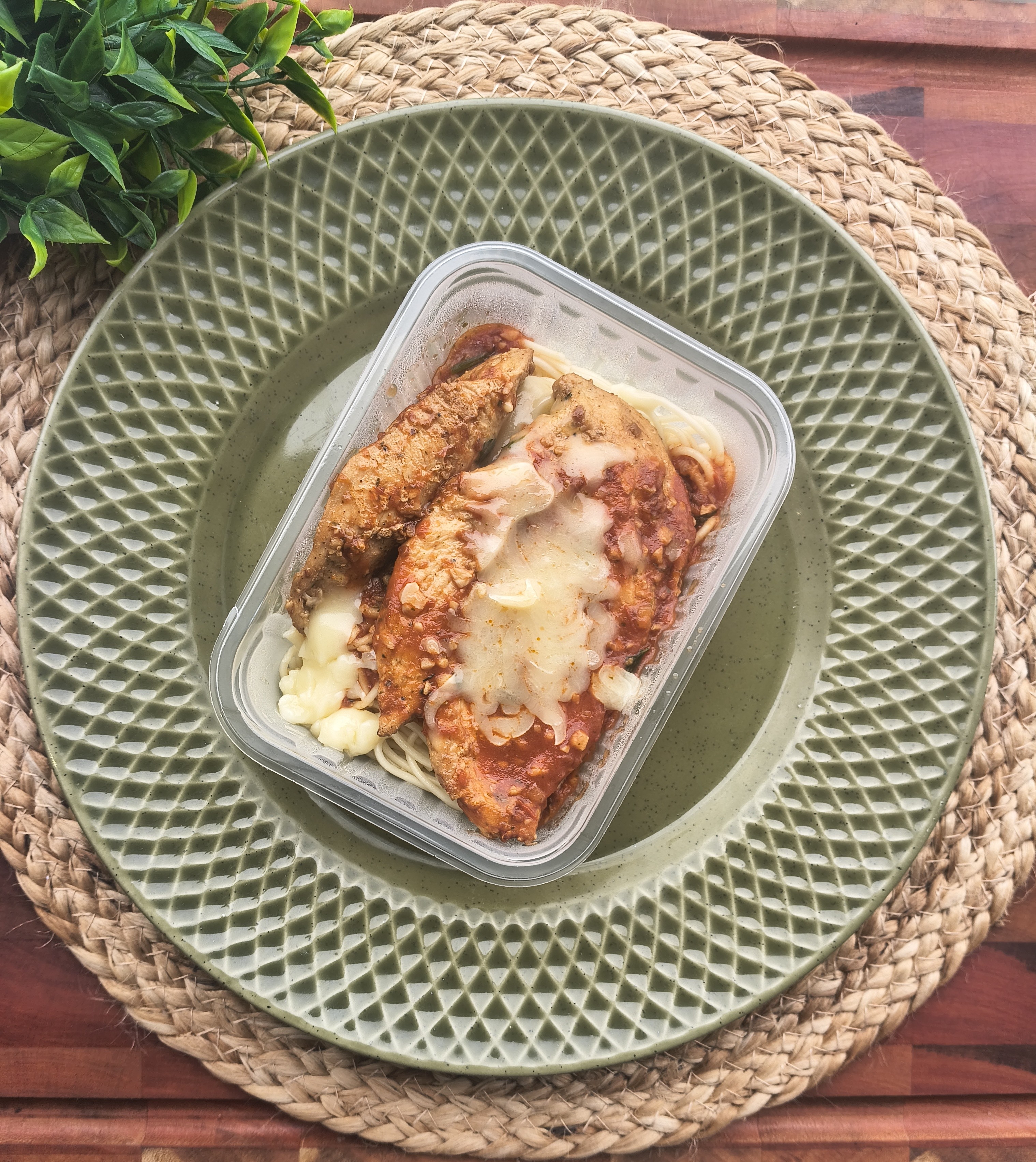 Espaguete com frango grelhado a parmegiana