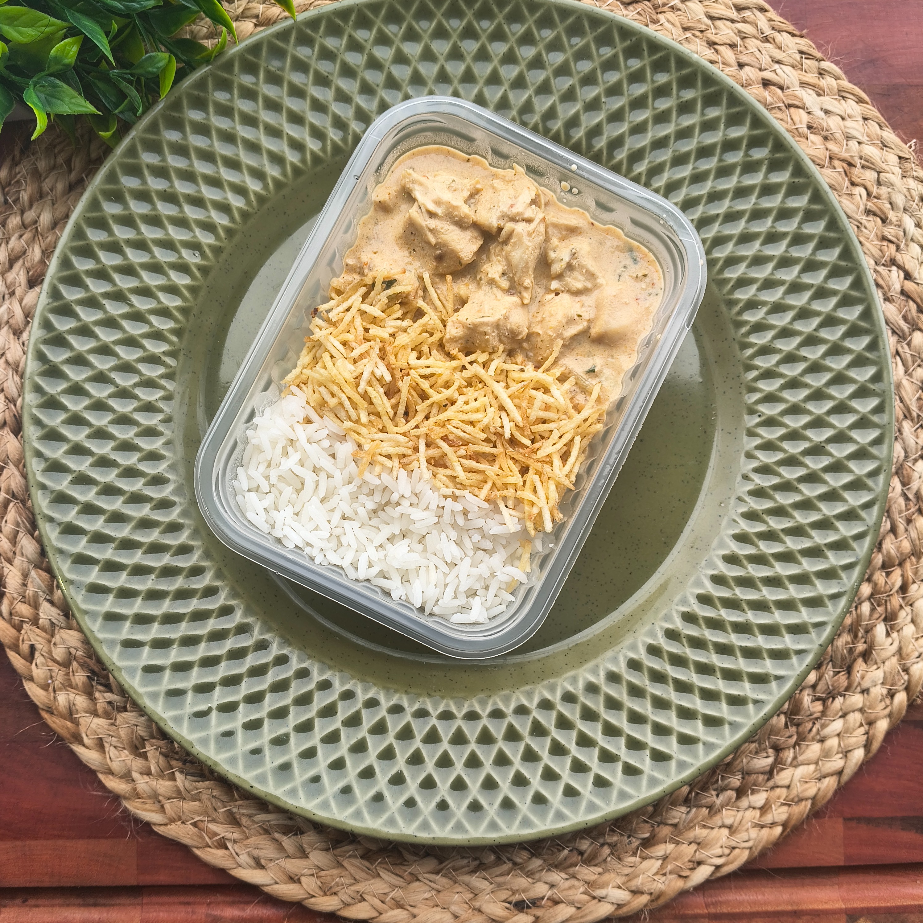 Strogonoff de frango, arroz branco e batata palha