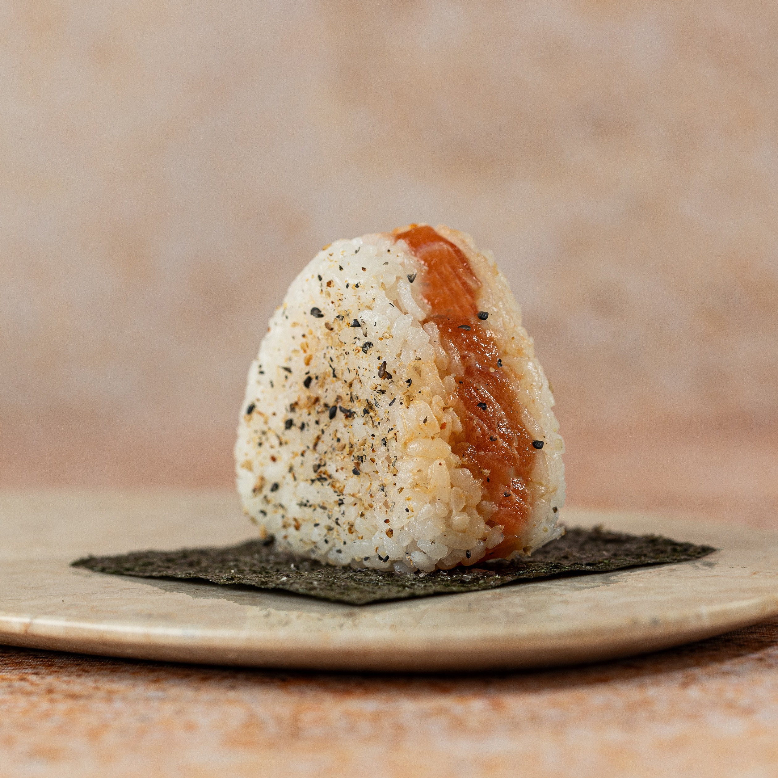 Oniguiri de Salmão