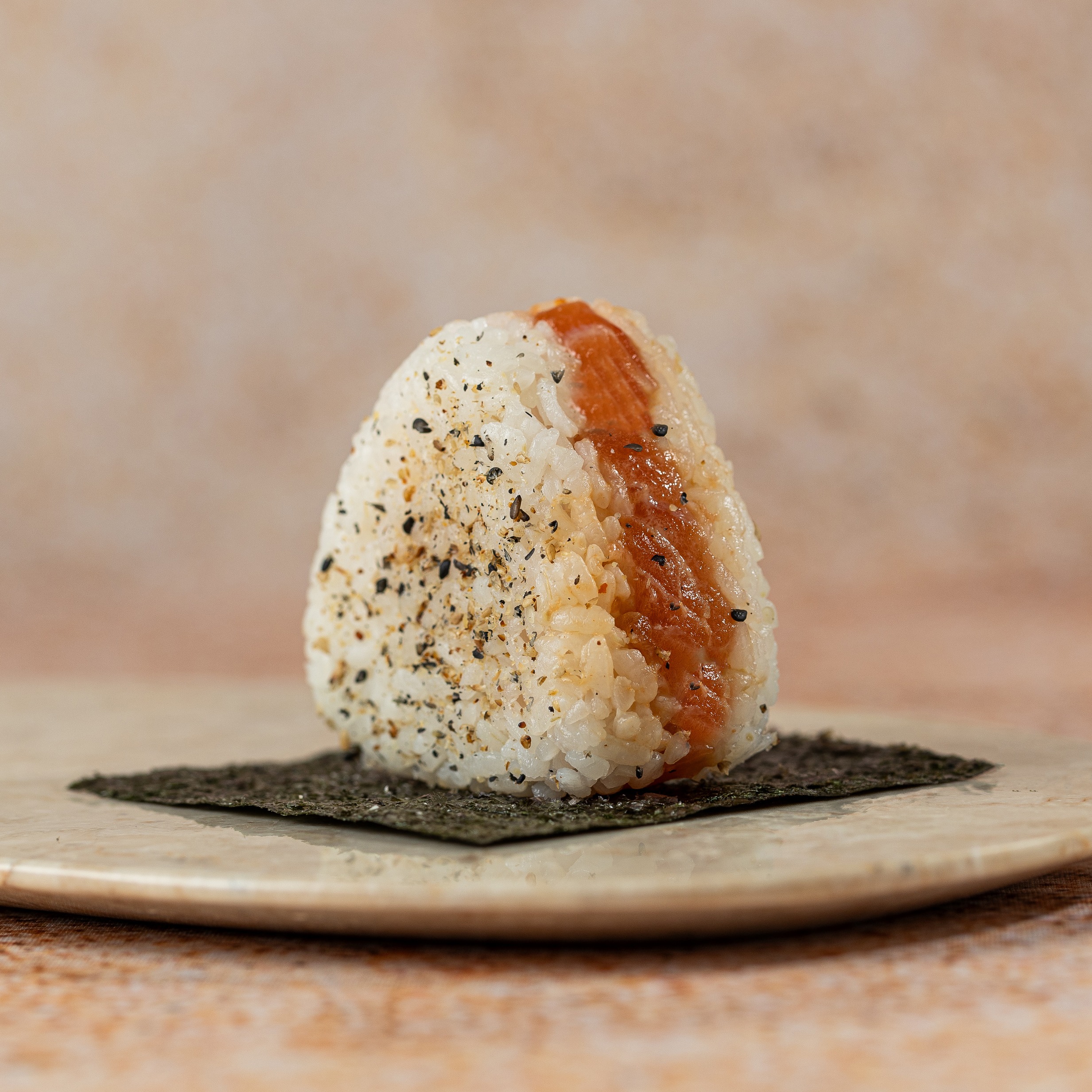 Oniguiri de Salmão