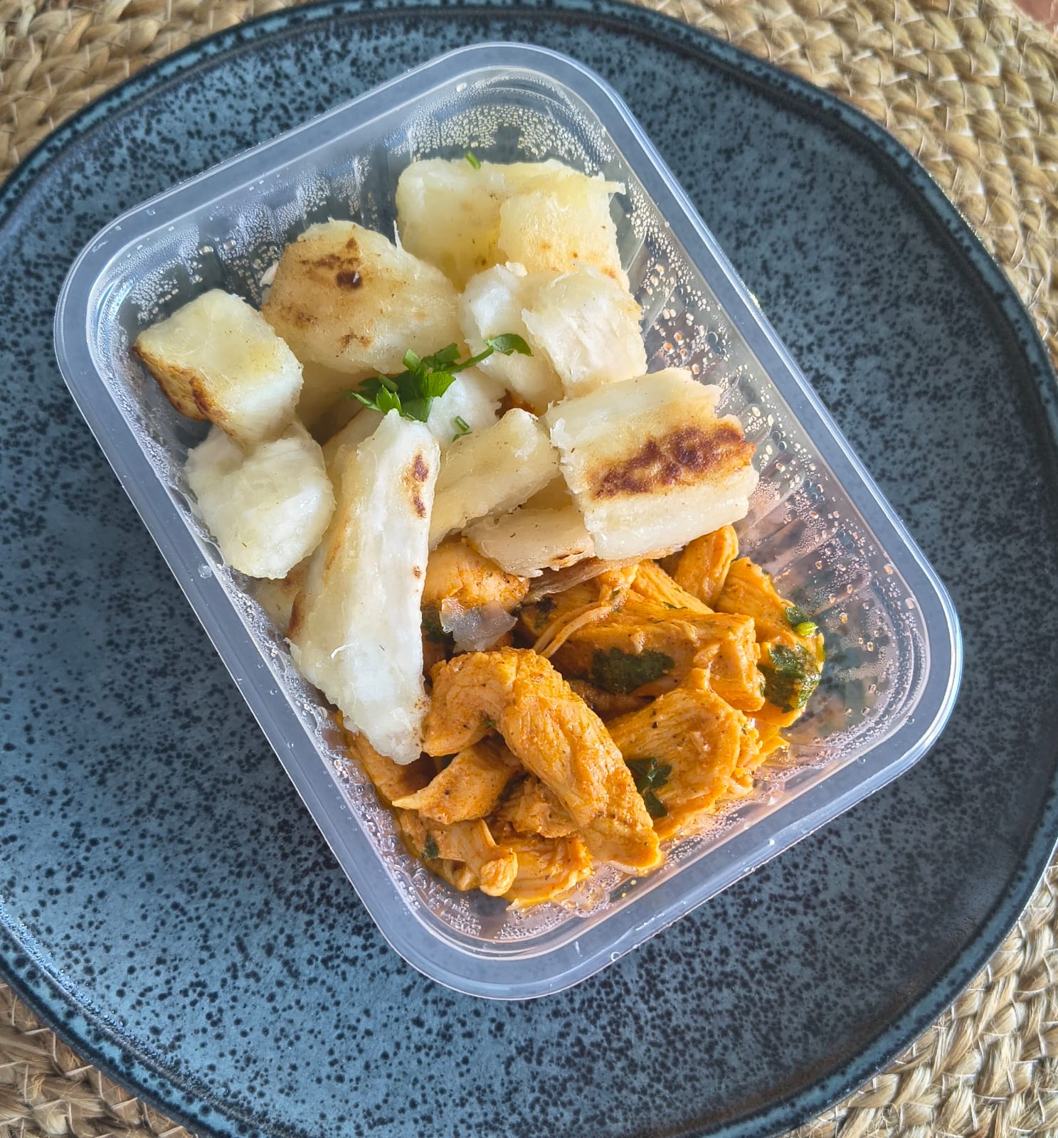 Tiras de frango com aipim na manteiga