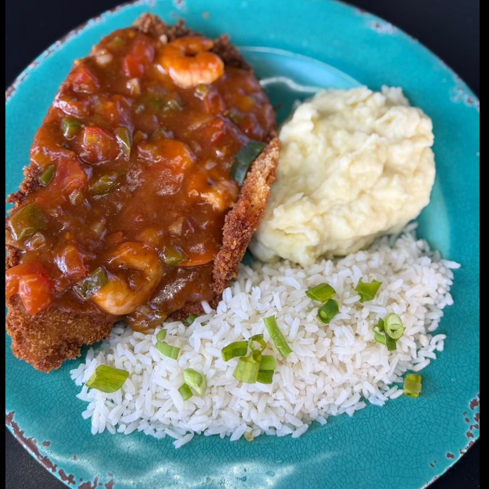 Tilápia Empanada ao Molho de Camarão