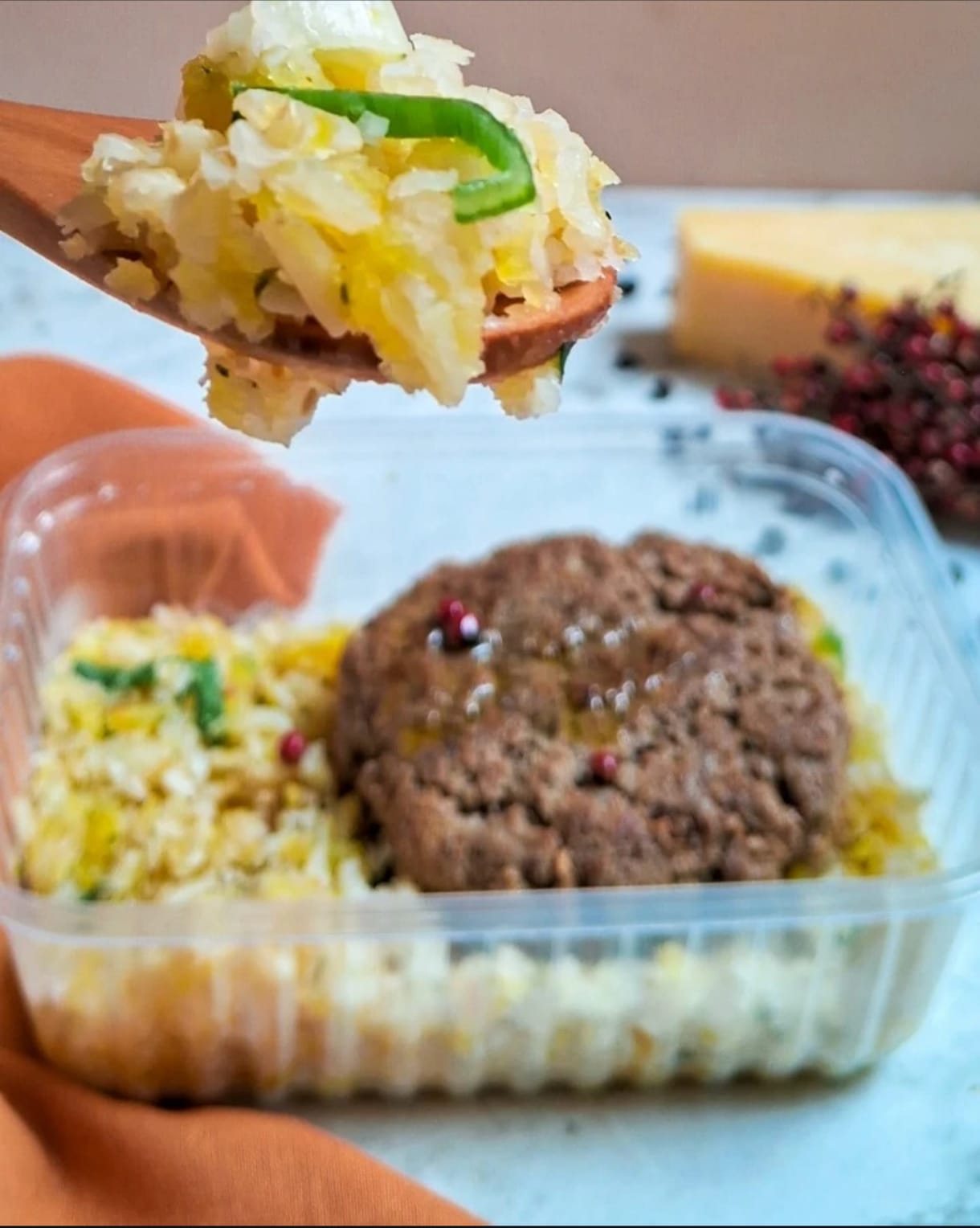 Burger de carne com risoto de batata baroa e alho poró