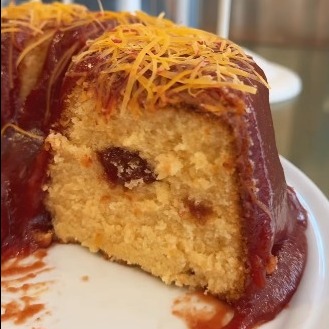Fatia de Bolo de Queijo Fofinho  com Cobertura de Goiabada e Raspas de Queijo do Reino