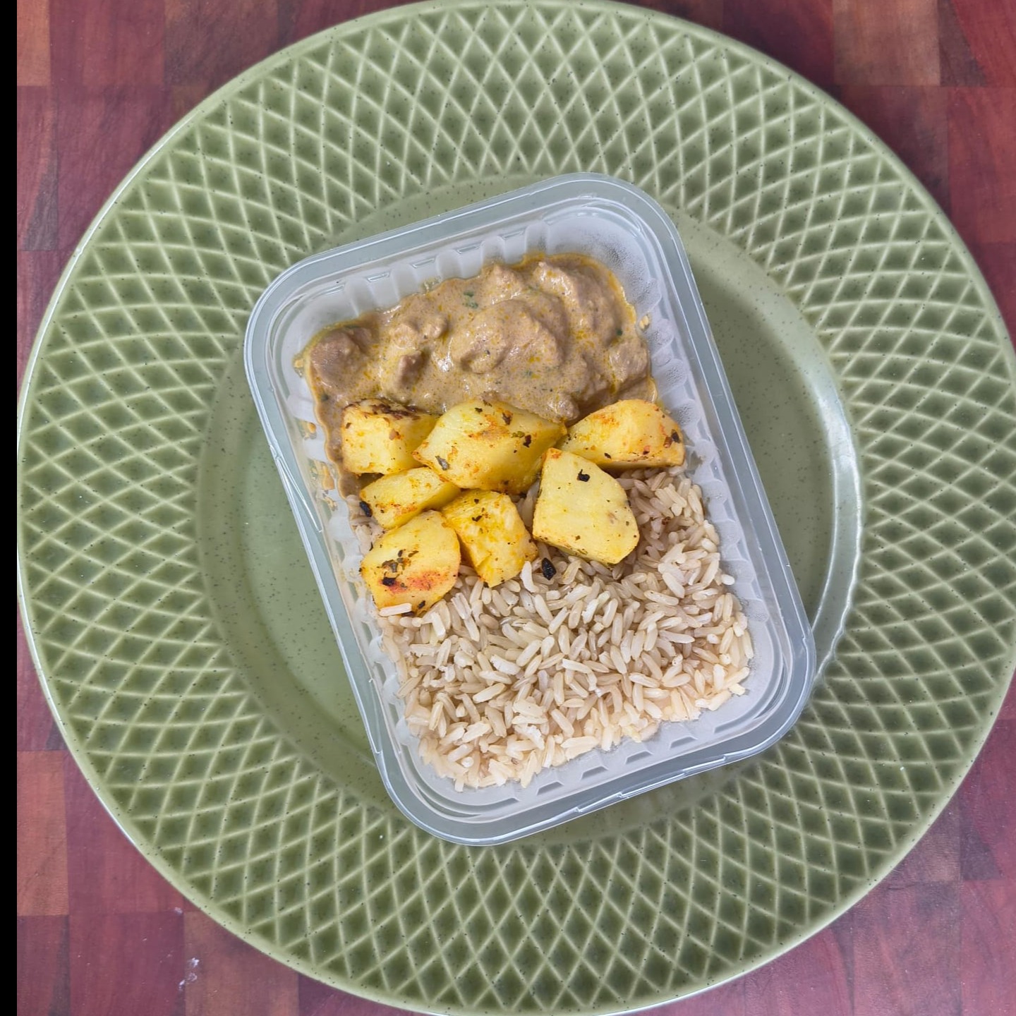 Strogonoff de carne com arroz integral com batata assada