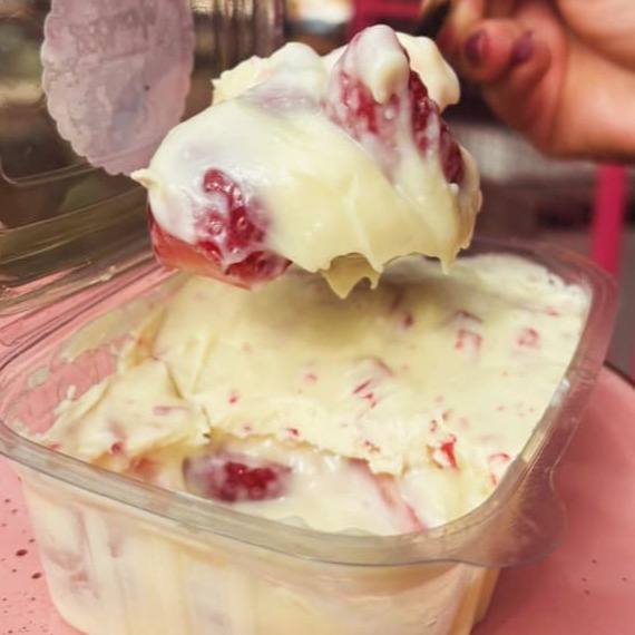 BOMBOM DE MORANGO CRAVEJADO NO POTE