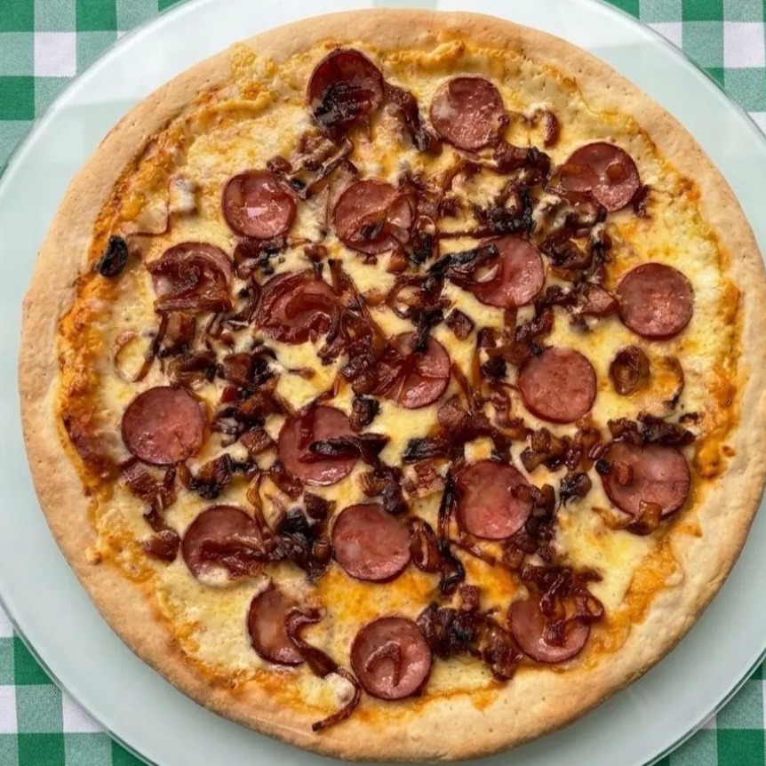 Pizza de Calabresa Com Cebola Caramelizada e Bacon