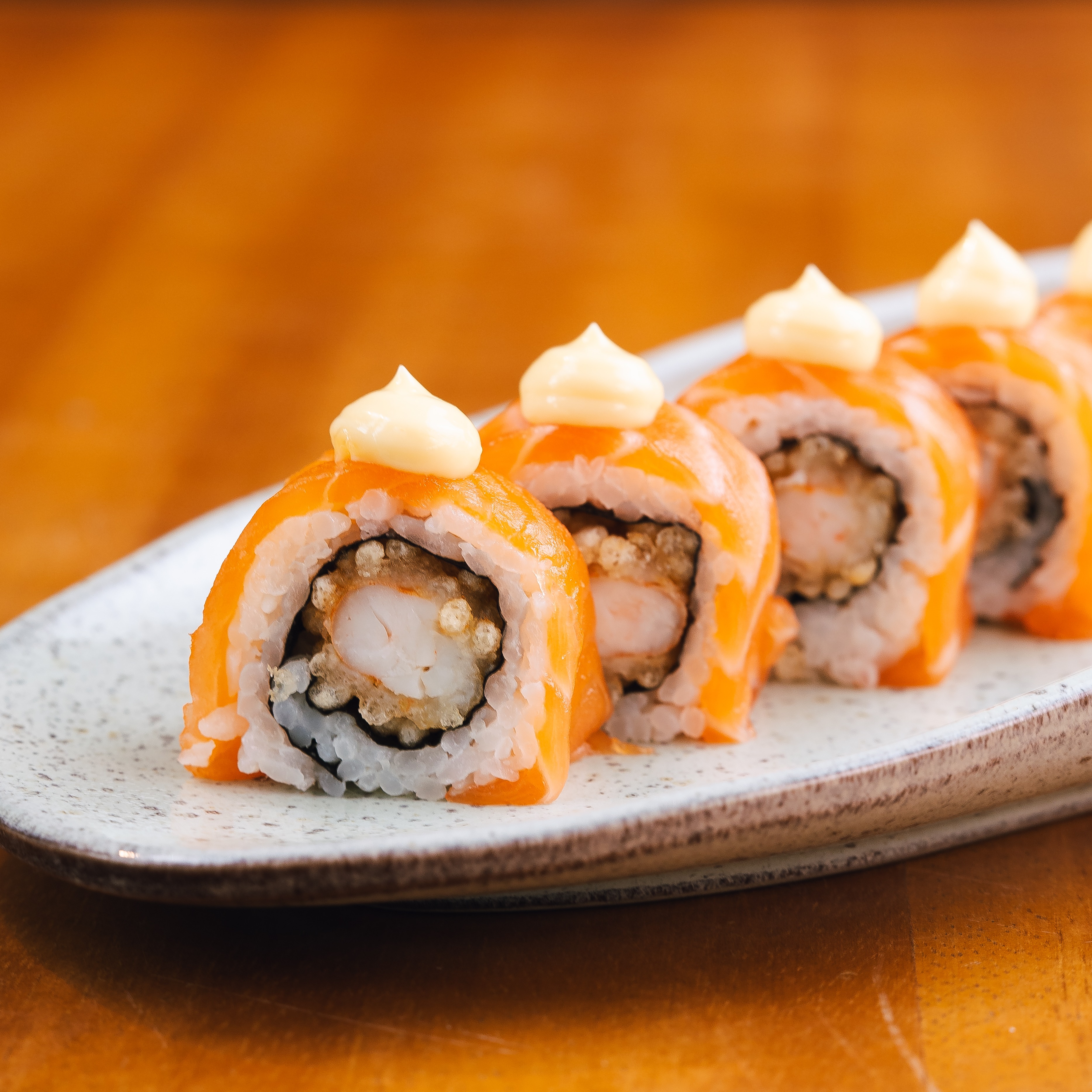 Makimono Uramaki Salmão Ebi