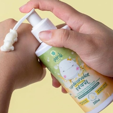 Condicionador Infantil 100% Natural com Extrato de Aloe Vera e Camomila, Óleos Essenciais e Vegetais, Manteigas e Pantenol - 200 ml