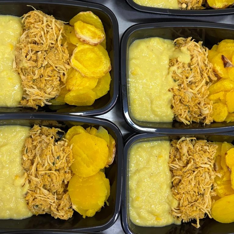 Peito de frango desfiado, mandioquinha assada, creme de milho