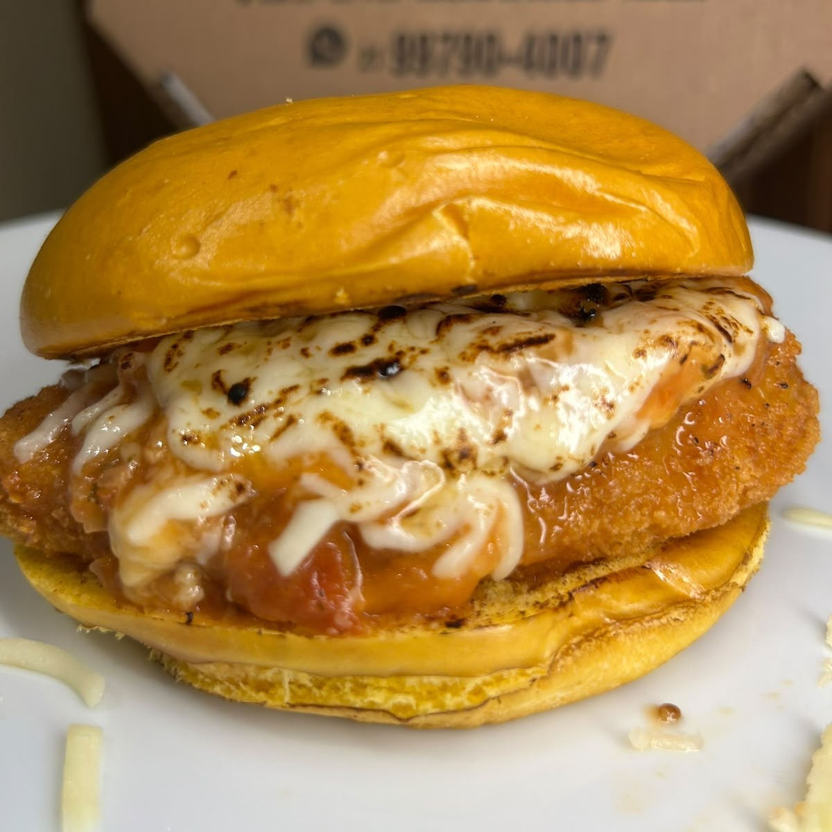 Hamburguer de frango a parmegiana