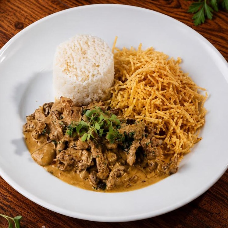 Estrogonofe Executivo (Carne ou Frango) - Serve 1 pessoa 