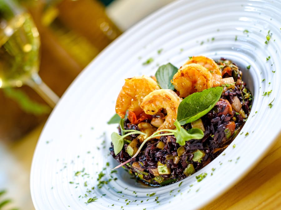 Arroz negro a provençal com camarões grelhados