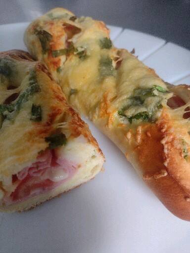 Baguete de cebolinha com recheio de queijo e presunto, tomate, Catupiry,