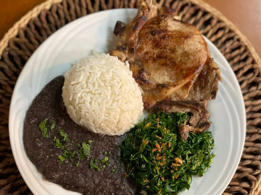 Bisteca com arroz, couve e tutú