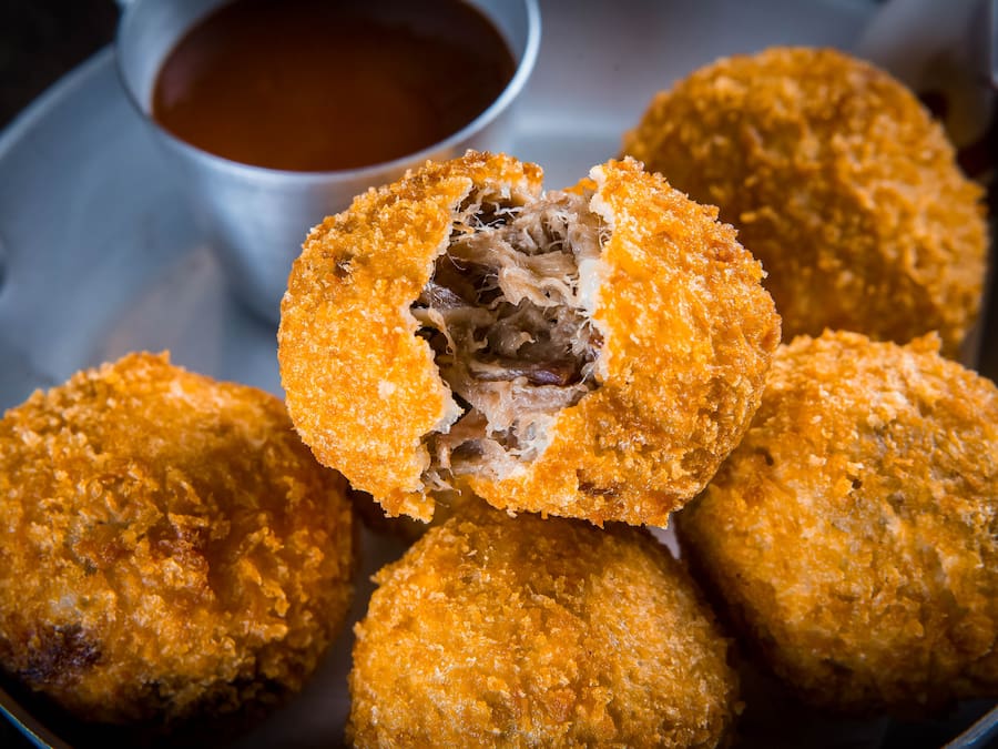 Bolinho de costela c/ Bbq de cachaça (6 unidades)