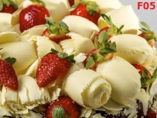 Bolo Brigadeiro c/ Morangos 